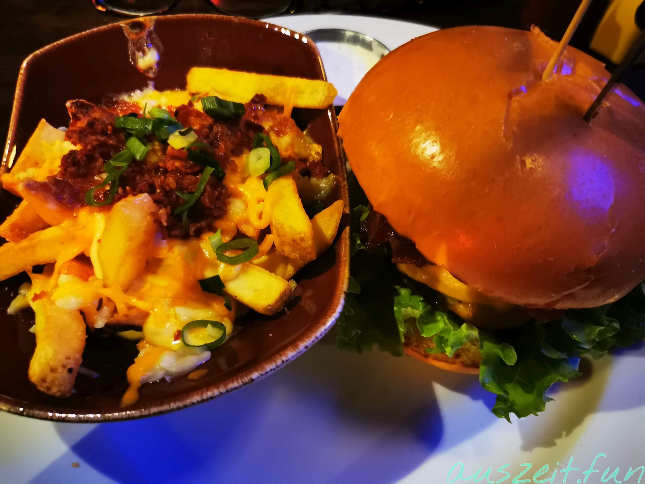 BBQ Burger mit Cheese Fries